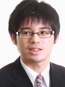 【会社の印象を正直に話す際に少し緊張している佐藤さん】